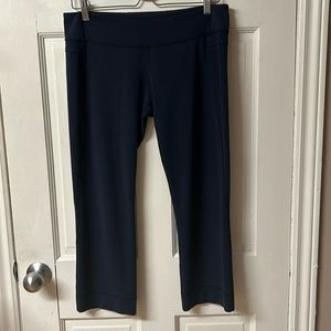 Lululemon straight leg cropped leggings in navy blue women’s size 10
